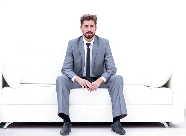Επιτυχημένος επιχειρηματίας που κάθεται σε ένα κοστούμι καπνίζει — Φωτογραφία Αρχείου