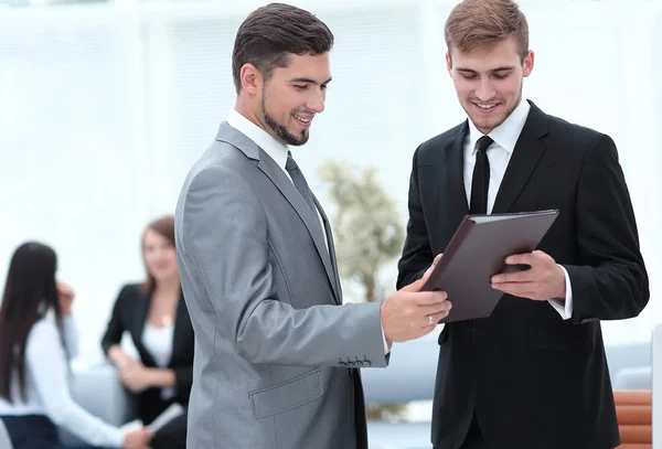 Le gestionnaire transmet à l'employé les documents au bureau — Photo