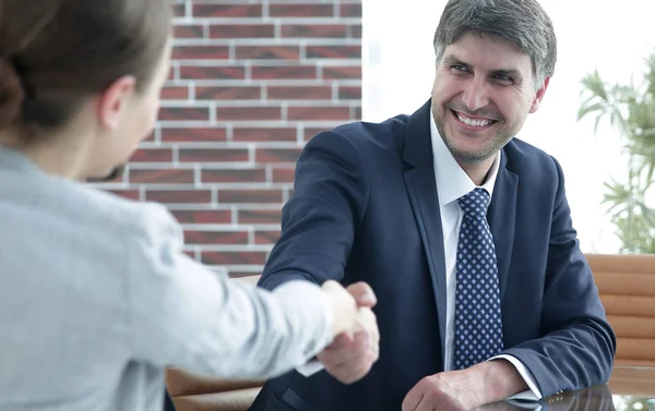 Handslag för affärspartners på ett möte — Stockfoto
