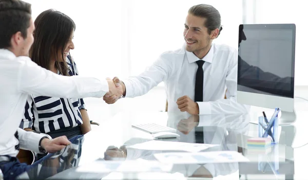 Empresários apertando as mãos, terminando uma reunião — Fotografia de Stock