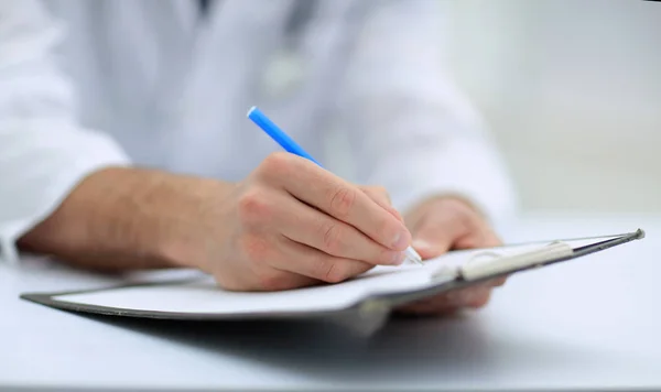 Dokter, het schrijven van de prescription.close-up — Stockfoto
