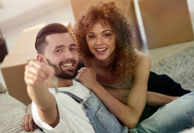 Genç çift yeni bir daireye tutmak belgili tanımlık anahtar