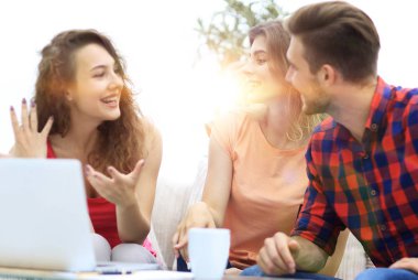 kanepede oturan sorunu görüşmek için öğrenci grubu.