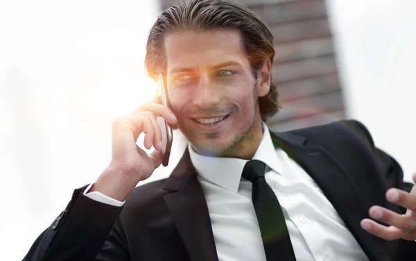 Бизнесмен разговаривает по смартфону. — стоковое фото