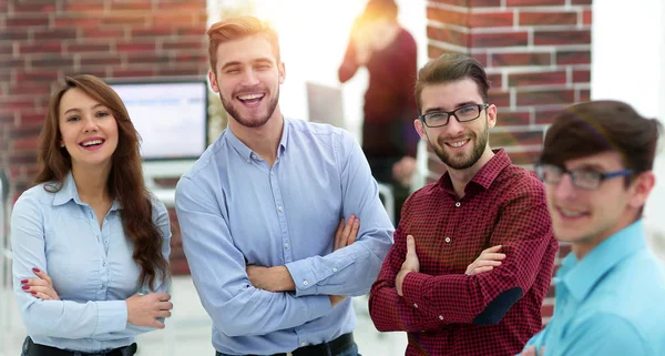 Feliz sorrindo equipe de negócios no escritório . — Fotografia de Stock