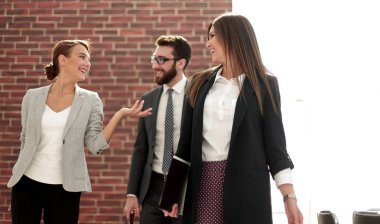 ofis arka plan üzerinde çalışan grubu