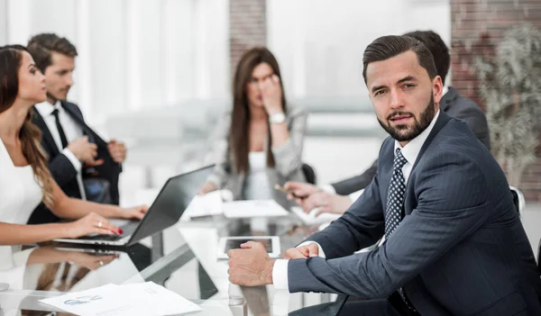 Empresario celebra una reunión de negocios con el equipo de negocios — Foto de Stock