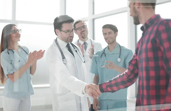 Paziente grato stringendo la mano ai medici — Foto Stock