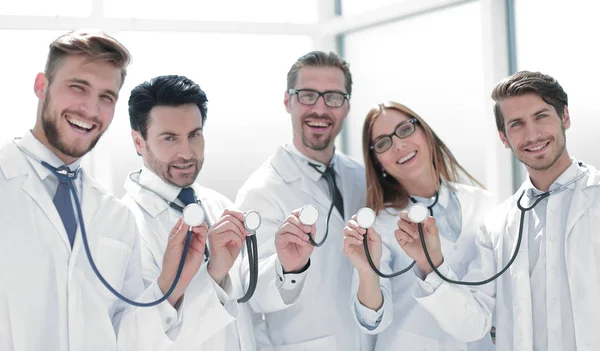 Grupa lekarzy trzyma stetoskopy — Zdjęcie stockowe