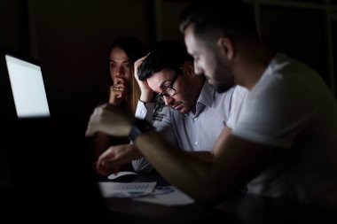 çalışanlar iş sorunları tartışıyor