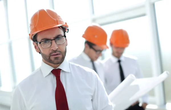 Close up.engineer Builder em um capacete de proteção — Fotografia de Stock