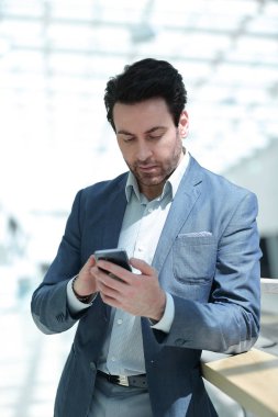 smartphone ekrana bakarak up.businessman kapatın