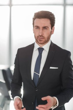 ofiste ayakta up.confident işadamı kapatmak