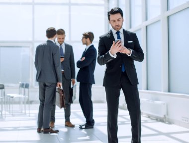 Akıllı telefondan mesaj okuyan iş adamı