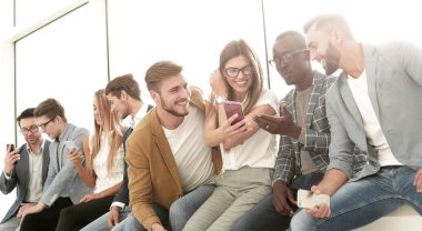 bir grup genç insan yeni bilgi tartışıyor