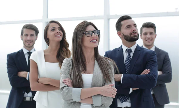 Équipe d'affaires debout ensemble et regardant l'espace de copie . — Photo