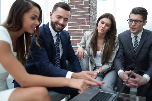 Equipo de negocios mirando la pantalla del ordenador portátil —  Fotos de Stock