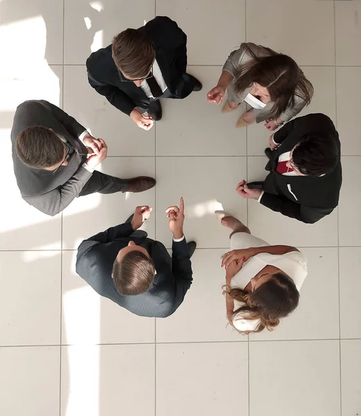 Ansicht von oben. das unternehmerische Team arbeitet an einem Brainstorming — Stockfoto