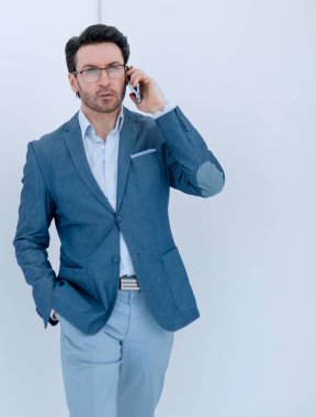 ciddi işadamı Smartphone'da konuşuyor