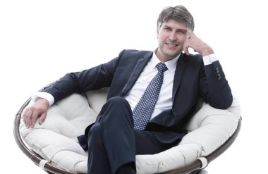 Yorgun iş adamı büyük bir rahat sandalyede oturuyor