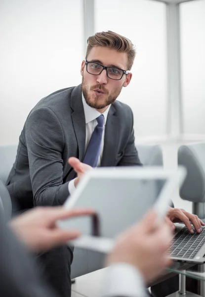 Närbild.affärsman på arbetsplatsen på kontoret. — Stockfoto