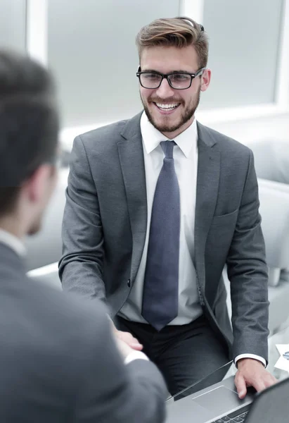 De cerca. hombre de negocios estrechando la mano con su socio de negocios — Foto de Stock