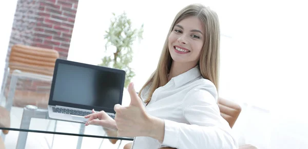 Sorridente assistente feminina mostra polegar para cima — Fotografia de Stock