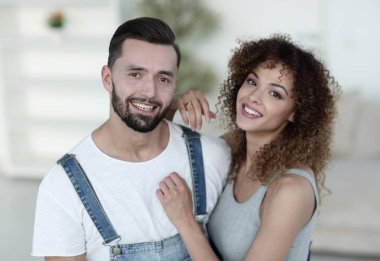 Yeni bir evde duran mutlu genç insanlar