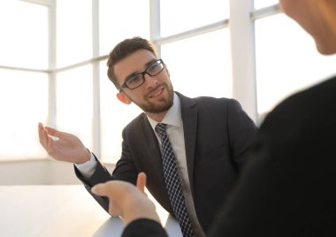 Bir toplantı mı bir masada oturan iki iş arkadaşları