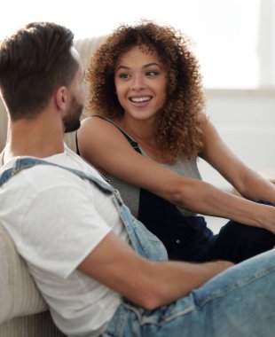 Yeni bir daire içinde kanepede oturan yeni evliler Close-Up