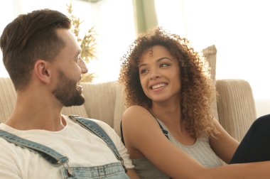 mutlu çift yeni bir dairede rüya.