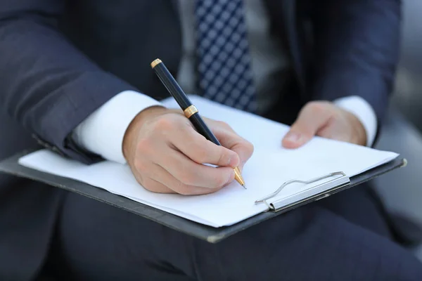 Бізнесмен підписує контракт. Тримає ручку в руці . — стокове фото