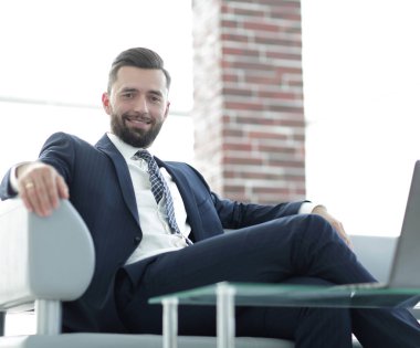 Ofis lobisinde oturan başarılı bir iş adamı portresi.