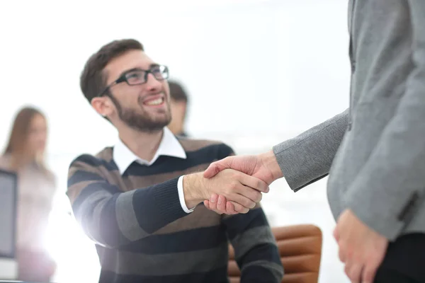 Stretta di mano tra colleghi sul posto di lavoro — Foto Stock