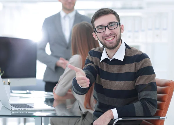 Closeup.employee mostrando el pulgar hacia arriba — Foto de Stock