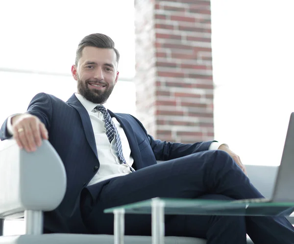 Retrato de um empresário bem sucedido sentado no lobby do escritório . — Fotografia de Stock