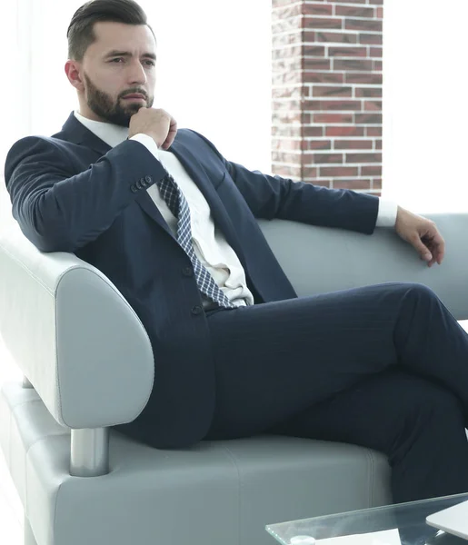 Бизнесмен, сидящий за журнальным столиком в холле — стоковое фото