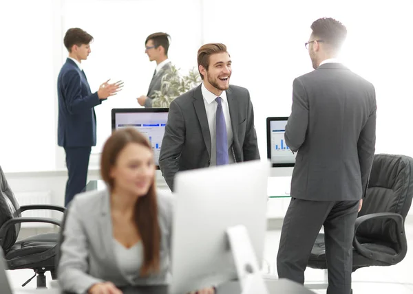 Gente Negocios Caucásicos Hablando Teniendo Una Conversación Oficina —  Fotos de Stock