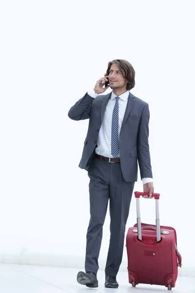 Uomo d'affari di successo con bagagli parlare al telefono . — Foto Stock