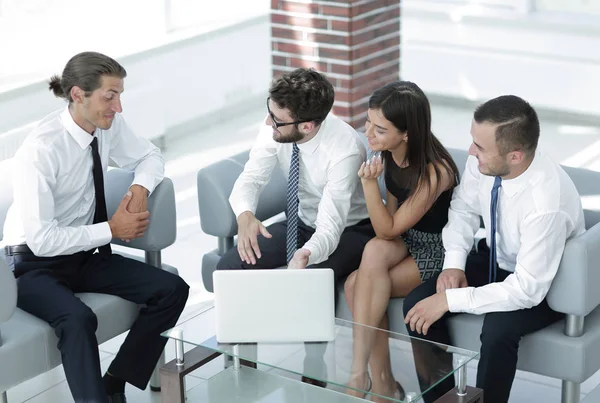 Gerente e equipe de negócios discutindo questões de negócios — Fotografia de Stock