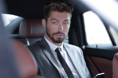 Arabadaki yakışıklı iş adamı..