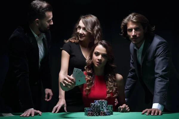 Menschen spielen Poker im Casino, Glücksspiel — Stockfoto