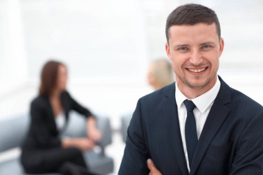 Bulanık arka plandaki başarılı iş adamı