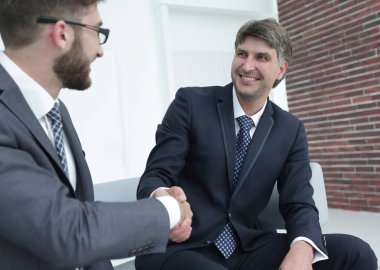 Toplantıdan önce iş arkadaşlarının el sıkışması