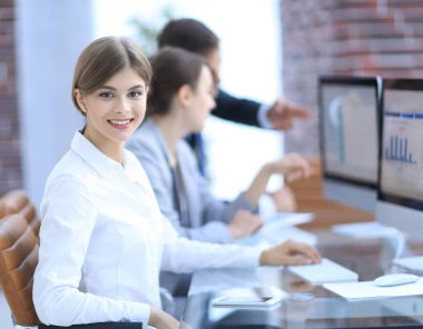 Masada oturan genç bir çalışan.