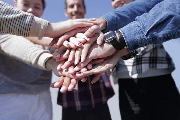 Handen Van Jongeren Sluiten Concept Van Teamwork — Stockfoto