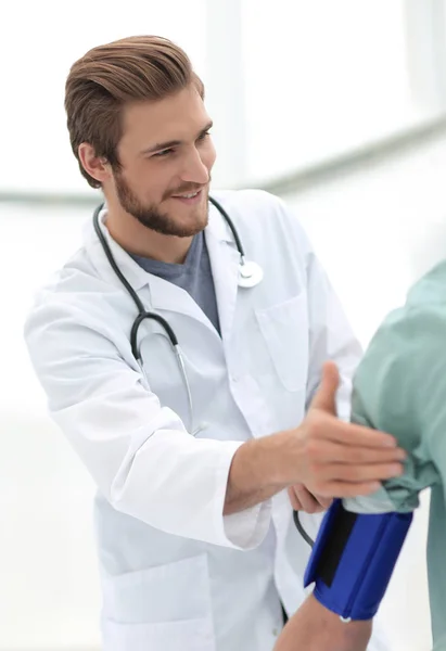 Doctor haciendo una inspección rutinaria del paciente — Foto de Stock