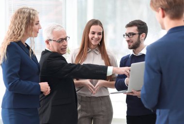 büyük işadamı için dizüstü bilgisayarda bilgi gösterilen iş takım.