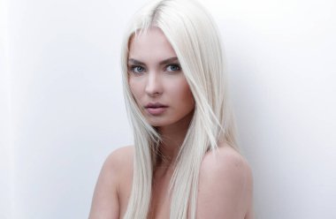 Üzgün, güzel ve sarışın bir kadın Close-Up