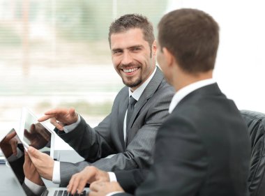 iş arkadaşları tablet bilgisayar ile çalışma.